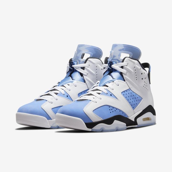 Deuxième Image de Beauté/Mode. Dévoilée en 1991, la Air Jordan 6 est le sixième modèle développé pour Michael Jordan. C’est avec cette paire à ses pieds que le joueur remporta son tout premier titre NBA lors de la saison régulière 1990-1991. Crée par le designer de légende Tinker Hatfield, les traits de cette basket ont été conçus pour représenter de manière abstraite le numéro « 23 » de Jordan. Le design fait aussi écho aux voitures de sport allemandes du joueur des Chicago Bulls avec l’utilisation de l’unité Air visible au talon ou encore le col de la languette en néoprène. Il s’agissait aussi du premier modèle Jordan équipé d’un renfort à l’avant et d’une structure moulée sur la partie arrière. Autre originalité, l’utilisation d’une semelle en gomme translucide pour une meilleure adhérence au sol. Pas moins de cinq couleurs furent produits pour la sortie originale : White/Infrared – Black, Black/Black – Infrared, White/Sport Blue – Black, Off White/New Maroon et White/Carmine – Black. La Air Jordan 6 a été rééditée pour la première fois en 2000 dans trois versions en complément de coloris originaux cette fois équipés du logo Jumpman au talon plutôt que le « Nike Air ». Des versions low apparurent en 2002 tandis que le célèbre « Defining Moments Package » apparu en 2005. Jordan Brand célébra le 23e anniversaire de la paire en 2014 en commercialisant une multitude de sorties. Pour finir, le branding « Nike Air » est réapparu récemment pour le plus grand plaisir des amateurs tandis que le coloris classique Black/Infrared devrait revenir en 2019. travis scott, rings, rétro, infrared, carmine, retro noir, metallic silver, low, unc, bleu