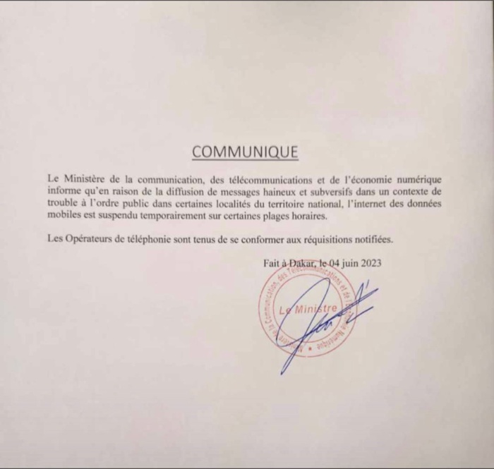 Image de Politique. Le Ministère de la communication, des télécommunications et de l'économie numérique renforce les mesures pour rétablir l'ordre public en réponse à la diffusion de messages haineux et subversifs. Dans un communiqué, le ministère annonce la suspension temporaire de l'internet des données mobiles sur certaines plages horaires, dans les localités du territoire national touchées par les troubles. Les opérateurs de téléphonie sont tenus de se conformer aux réquisitions émises par les autorités. Cette décision vise à endiguer la propagation de contenus nuisibles et à maintenir la sécurité et la stabilité du pays.