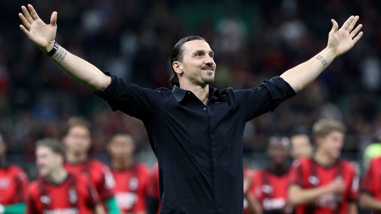 Deuxième Image de Football. Après plus de 20 ans de carrière au plus haut niveau, l'attaquant suédois Zlatan Ibrahimovic a décidé de mettre un terme à sa carrière de joueur. Âgé de 41 ans, Ibrahimovic a annoncé cette décision lors d'un discours aux supporters de l'AC Milan, club avec lequel il était en fin de contrat. Au cours de sa carrière, Ibrahimovic a évolué dans de nombreux clubs prestigieux tels que l'Ajax Amsterdam, le Barça, la Juventus, le Milan AC, Manchester United et le Paris Saint-Germain. Considéré comme l'un des meilleurs attaquants de sa génération, Zlatan Ibrahimovic laisse derrière lui un héritage remarquable dans le monde du football.