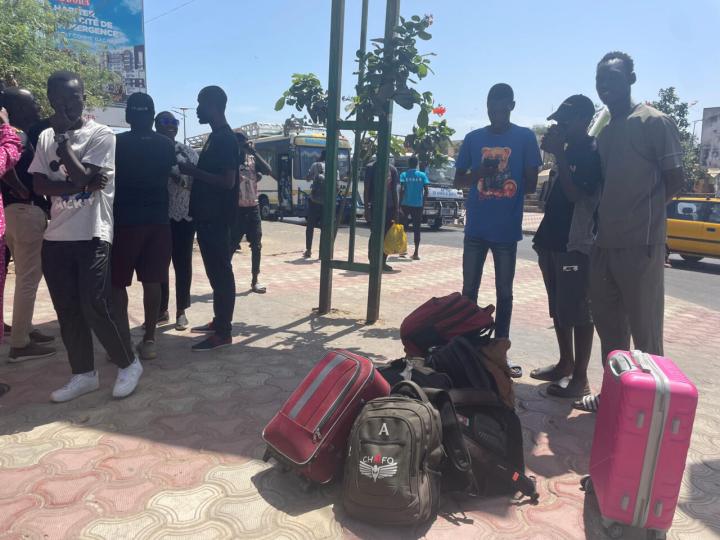 Image de Politique. Suite aux violences à Dakar, la faculté Cheikh Anta Diop a fermé, obligeant les étudiants à quitter le campus. Beaucoup d'entre eux se retrouvent sans bourse et sans moyen de rentrer chez eux. Des bénévoles organisent des solutions de transport gratuites pour les aider. Ils ont collecté des fonds via les réseaux sociaux pour affréter des bus et permettre aux étudiants de rentrer en toute sécurité dans leurs provinces. Les dons ont déjà permis à une vingtaine de bus de partir, offrant un soutien crucial aux étudiants dans cette période critique.