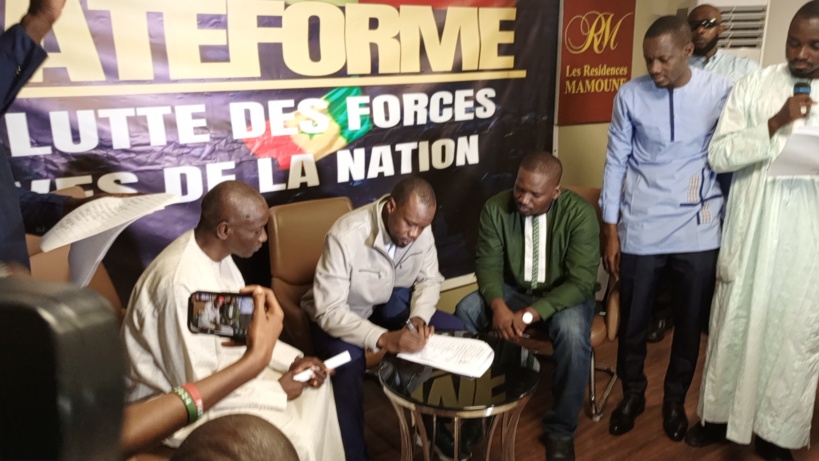 Image de Politique. Le Mouvement des forces vives de la nation (F24) a tenu une conférence de presse pour annoncer son intention de maintenir la pression contre le régime en place. Le coordonnateur du mouvement, Mamadou Mbodj, a invité les Sénégalais à participer massivement aux séries de manifestations pacifiques prévues les vendredi 9 et samedi 10 juin. La plateforme de l'opposition demande la libération des détenus politiques et appelle le président Macky Sall à créer les conditions d'une désescalade en levant le blocus du domicile d'Ousmane Sonko. Le F24 exige également des mesures de préservation de la paix civile et prévient que Sonko ne sera pas la troisième victime de leur sélection des candidats pour la présidentielle de 2024. Le F24 envisage de saisir les juridictions internationales pour les auteurs de violences et critique le président Macky Sall en affirmant que le troisième mandat est une escroquerie politique. En conclusion, le F24 appelle les chefs religieux à intervenir avant que la situation ne se détériore.