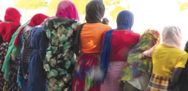 Image de Société. Un maître coranique sénégalais, accusé d'avoir violé 27 de ses élèves à Touba, a été arrêté après plusieurs semaines de fuite. L'homme s'est rendu lui-même à la police et a été remis à la gendarmerie après un interrogatoire. La ville de Touba, considérée comme sainte par la confrérie religieuse des mourides, a été le théâtre de ces crimes présumés. Les victimes, toutes mineures, ont produit des certificats médicaux. L'école coranique a été fermée suite à ces accusations. L'affaire a éclaté après qu'une des filles ait refusé de retourner à l'école, révélant les relations sexuelles entre le maître coranique et les élèves.