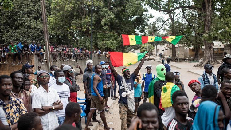 Image de Faits Divers. Les 44 personnes arrêtées lors des manifestations à Kaolack ont comparu devant le tribunal. À l'exception de trois d'entre eux, Cheikh Seck, Mamadou Keïta et Mor Touré, qui ont été condamnés à 6 mois de sursis et à une amende, tous les autres prévenus ont été relaxés. Les accusés ont déclaré avoir participé à la manifestation, mais les charges de destruction de biens ont été écartées faute de preuves. Le public a applaudi la décision du juge, visiblement satisfait du verdict.