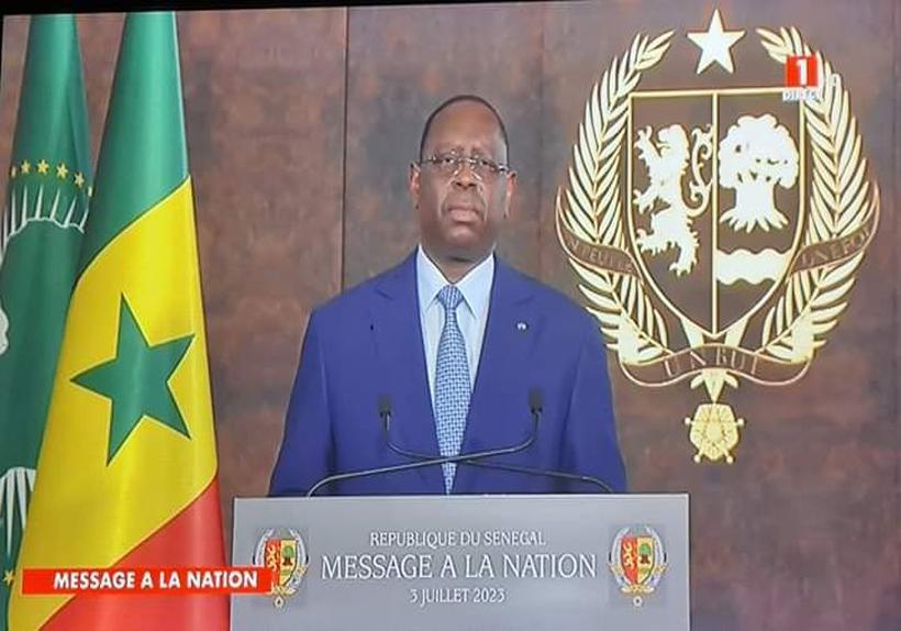 Image de Politique. Le président sénégalais, Macky Sall, a annoncé qu'il ne se présenterait pas pour un troisième mandat en 2024, malgré le soutien de sa coalition et des nombreux maires qui l'avaient rencontré au Palais présidentiel. Dans un discours à la nation, il a déclaré que bien que la révision constitutionnelle de 2016 lui permette de se présenter, il avait pris une décision réfléchie de ne pas le faire. Sall a souligné que le Sénégal était plus grand que sa personne et qu'il respectait ses engagements précédents. Est-ce le début d'une nouvelle ère politique marquée par le renouvellement des idées et des leaders ? Qui sera son successeur ?