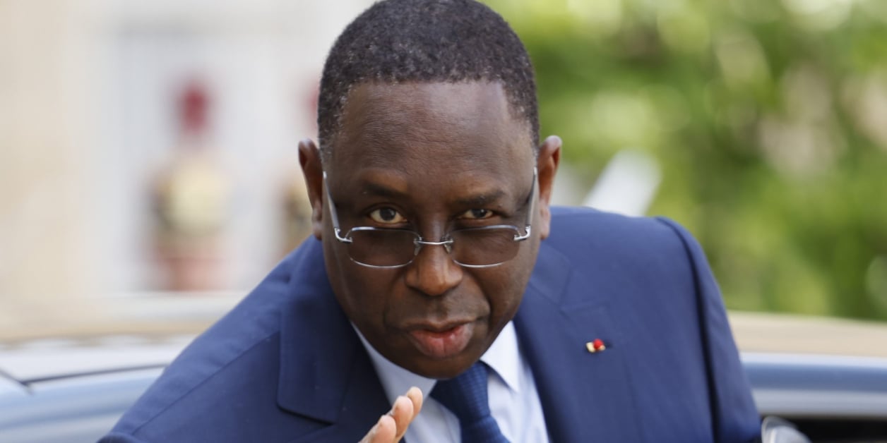 Image de Politique. Après l'annonce de sa non-candidature, le Président Macky Sall convoque une réunion décisive pour discuter de sa succession au sein de Benno Bokk Yakkar, la coalition au pouvoir. Cette rencontre vise à expliquer davantage sa décision aux membres de l'Alliance pour la République (APR) et à renforcer l'unité au sein de sa famille politique. Elle marque également le début des préparatifs pour choisir son "dauphin". Quel sera le futur leader de la coalition et quelles implications cela aura-t-il sur le paysage politique sénégalais ?