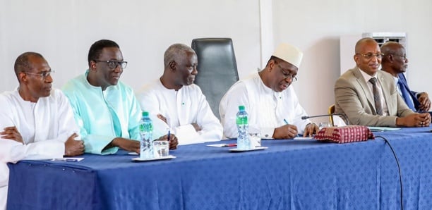 Image de Politique. Dans la course à la succession de Macky Sall au sein de la coalition Benno Bokk Yakaar, le président sortant a prodigué des conseils à ses potentiels successeurs. Il les exhorte à travailler dur, à s'unir et à retourner sur le terrain pour remporter l'élection présidentielle à venir. Macky Sall met en avant l'exemple du renoncement et se consacre à l'organisation d'une candidature consensuelle au sein de Benno Bokk Yakaar. Son objectif ultime est d'aboutir à un choix consensuel annoncé lors d'un grand meeting, peut-être même au stade Abdoulaye Wade de Diamniadio. Que pensez-vous de cette approche de Macky Sall pour préparer sa succession ?