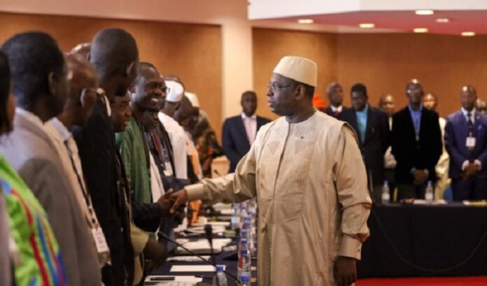 Image de Politique. Les députés du groupe parlementaire Benno Bokk Yakaar (BBY) ont promis de voter en faveur de tous les projets de loi découlant des accords issus du dialogue politique national. Lors d'une rencontre avec le président Macky Sall, 22 députés représentant les partis alliés ont exprimé leur soutien indéfectible envers le président et leur engagement à le suivre dans la bataille électorale de 2024. Macky Sall a exhorté les parlementaires à mettre de côté leurs intérêts personnels pour le bien supérieur du Sénégal et de la coalition BBY. Est-ce une étape vers une plus grande stabilité politique ? Le débat reste ouvert sur les conséquences de cette décision sur le paysage politique sénégalais.