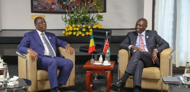 Image de Politique. Dans une démarche visant à renforcer leur coopération, le président sénégalais Macky Sall et son homologue kényan, William Samoei Ruto, se sont rencontrés lors d'une réunion de coordination entre l'Union Africaine et les Communautés Économiques Régionales. Les deux dirigeants ont discuté de l'approfondissement des relations bilatérales entre leurs pays respectifs. Salué par ses pairs pour sa gestion exemplaire de la présidence de l'UA, le président Sall incarne un leadership fort en Afrique. Comment cette coopération renforcée peut-elle bénéficier aux deux nations ?