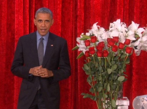 Image de Célébrités. Il est vrai que l’amour ne tient compte ni du statut social ni de la notoriété. En effet, le président américain Barack Obama, invité à une émission télévisée le vendredi 12 février, après avoir entendu le poème que sa femme Michelle lui avait écrit et enregistré quelques heures plus tôt, a à son tour faire à sa femme une déclaration digne d’un véritable amoureux: « Michelle, j’ai pris beaucoup de grandes décisions en tant que président, mais la meilleure décision que j’ai jamais prise c’est de te choisir toi. Merci de me supporter. Je t’aime ». Quelle belle déclaration d’amour, n’est-ce pas ?