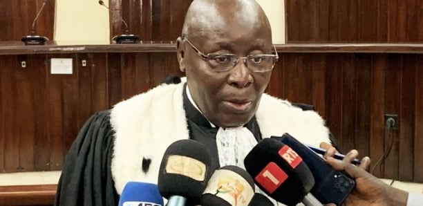 Image de Politique. Le magistrat Cheikh Ndiaye a été officiellement installé au sein du Conseil constitutionnel après sa nomination par décret le 7 juillet. Lors de la cérémonie d'installation présidée par Mamadou Badio Camara, Cheikh Ndiaye a prêté serment, s'engageant à exercer ses fonctions avec impartialité et dans le respect de la Constitution. Le président du Conseil constitutionnel a exprimé sa confiance envers Cheikh Ndiaye et sa capacité à remplir ses responsabilités avec rigueur. Dans une déclaration, Cheikh Ndiaye a promis de mériter cette confiance et de travailler en conformité avec les dispositions légales. Que pensez-vous de l'homme ?