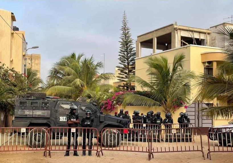 Image de Politique. Le gouvernement s'est exprimé sur la levée du blocus chez Ousmane Sonko sans notification préalable. Le ministre Abdou Karim Fofana, porte-parole du gouvernement, a expliqué lors d'une conférence de presse que le maintien du blocus présentait désormais plus de risques. Il a souligné le rôle de l'État dans la gestion de l'ordre public et a rappelé les événements de violence et de pillages lors des précédents déplacements de Sonko. Face à la diminution des appels à l'insurrection, la décision de lever le blocus a été prise par la police. Interrogé sur la possibilité d'une arrestation de Ousmane Sonko avec la disponibilité de la décision de justice, le ministre a renvoyé cette question au procureur de la République, soulignant qu'il s'agissait d'une question judiciaire. Quelle est votre analyse du sujet ?