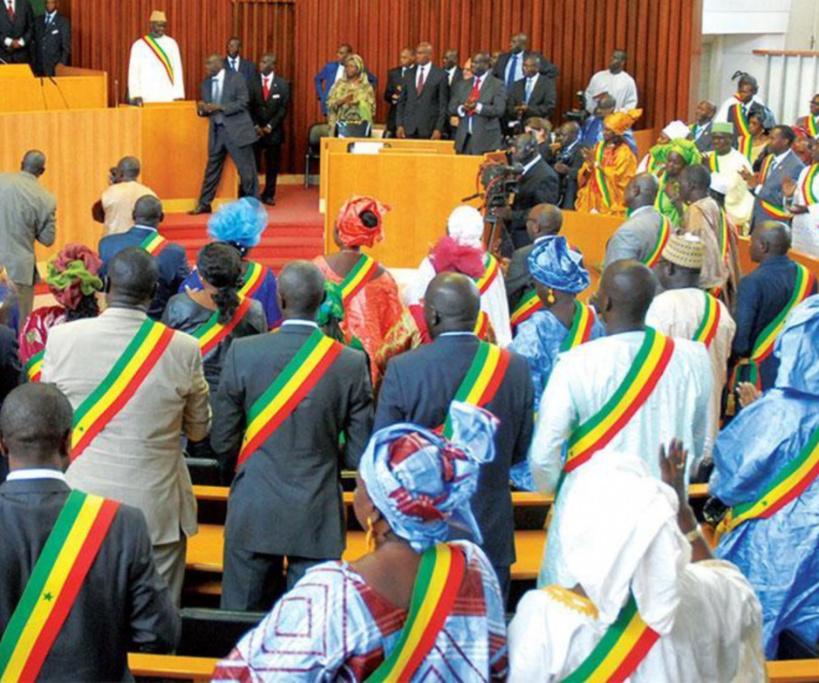 Image de Politique. Les députés du mouvement politique Yewwi Askan Wi, dirigé par Biram Soulèye Diop et affilié à Pastef, ont pris une position ferme contre les projets de loi votés par Macky Sall la semaine dernière. Pour contrer les révisions législatives du code de procédure pénale (projet de loi 65-61 du 21 juillet 1965) et de la Constitution (articles 29 et 87), ils ont engagé un recours auprès du Conseil constitutionnel, dénonçant leur inconstitutionnalité. Leur démarche a été soutenue par des députés de l'opposition, tels que Habib Sy, Aïda Mbodji, Déthié Fall et Ahmed Aïdara.Cette décision tardive de saisir les "7 sages" pourrait perturber le programme de l'Assemblée nationale, remettant en question la tenue de la conférence des leaders prévue pour ce jeudi matin. Quel sera l'impact de cette contestation sur le paysage politique sénégalais ?