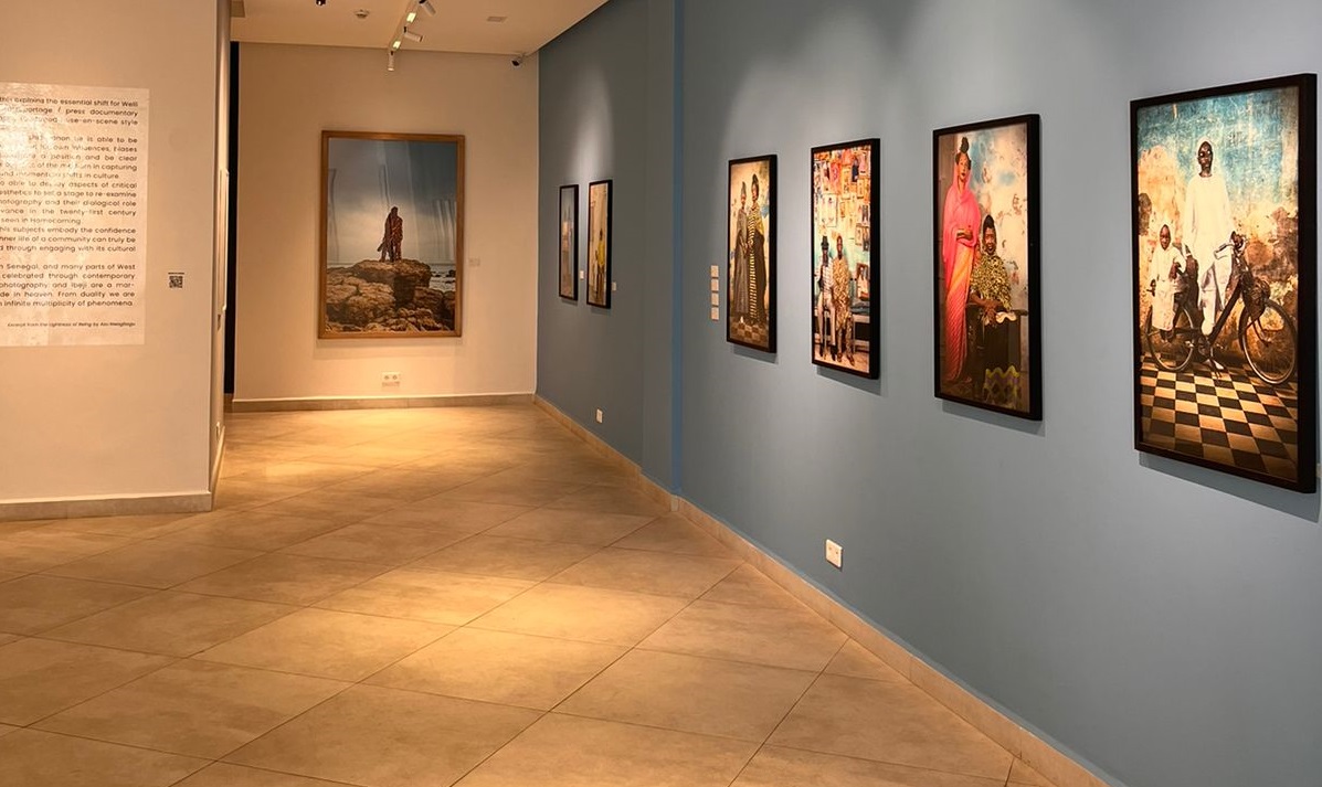 Image de Art. L'artiste photographe sénégalais Malick Welli illumine la galerie Art First de Casablanca avec son exposition énigmatique "The Way We Are". À travers l'objectif de sa caméra, il tisse un récit visuel qui invite à réfléchir sur notre propre existence. "Comment sommes-nous réellement ?" se demande Welli, révélant des séries photographiques telles que "Homecoming", "Duel" et "Idol". Chaque cliché raconte une histoire, dévoilant l'essence de l'humanité dans des portraits intimes, des paysages majestueux et des scènes de vie quotidienne. Le regard sensible de Welli capture l'émotion au cœur de chaque sujet, transcendant les mots. Que pensez-vous de ces œuvres ?