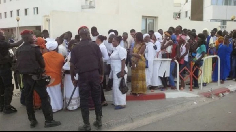 Image de Société. Un nouveau collectif émerge au Sénégal, porté par les épouses de détenus politiques. Ces dernières, rassemblés autour d'une seule voix, réclament avec vigueur la libération de leurs maris. Dans leur appel à l'opinion publique, elles témoignent des conséquences dévastatrices des arrestations massives de responsables, militants et sympathisants de Pastef. Les époux incarcérés sont la plupart des pères de famille qui ne peuvent plus subvenir aux besoin de leur foyers. C'est pour cette raison que le collectif envisage une grève de la faim élargie à toutes les familles, comme ultime moyen d'expression de leur détresse et de leur quête de justice. Que pensez-vous de la naissance de ce collectif ?