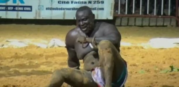 Image de Sport. Le parcours de Baye Mandione, autrefois prometteur, s'est transformé en une série de revers . Récemment battu par le jeune espoir Bébé Diène, Baye Mandione a encaissé sa cinquième défaite d'affilée, portant son total à 16 revers en carrière. Autrefois considéré comme un concurrent féroce au sein de l'écurie Guem Sa Bopp de Thiaroye, il fait désormais face à une situation précaire. Sa dernière victoire, datant de 2015 face à Bruce Lee, paraît lointaine. Au début de sa carrière, Baye Mandione avait impressionné avec ses compétences techniques et sa combativité, terrassant des adversaires aguerris. Cependant, deux années ont suffi pour inverser le cours de sa carrière, avec des défaites notables face à des poids lourds comme Modou Lô et Gris Bordeaux. La série actuelle de cinq défaites successives pourrait bien sceller le destin du lutteur de Thiaroye. Selon vous, peut-il surmonter cette série noire et se réinventer ?