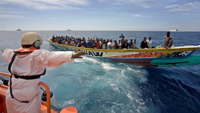 Image de Société. Une pirogue transportant 101 migrants sénégalais a chaviré au large du Cap-Vert et seulement 38 ont survécu. Partis de Fass Boye, ces migrants ont cherché à échapper à la vie difficile au Sénégal. Le ministère des Affaires étrangères et des Sénégalais de l'extérieur confirme le sauvetage de la pirogue par les autorités du Cap-Vert. Les gouvernements sénégalais et cap-verdien travaillent en tandem pour rapatrier les survivants dans les meilleurs délais. Comment les pays d'origine, de transit et de destination peuvent-ils collaborer de manière plus efficace pour éviter de telles catastrophes humanitaires en mer ?