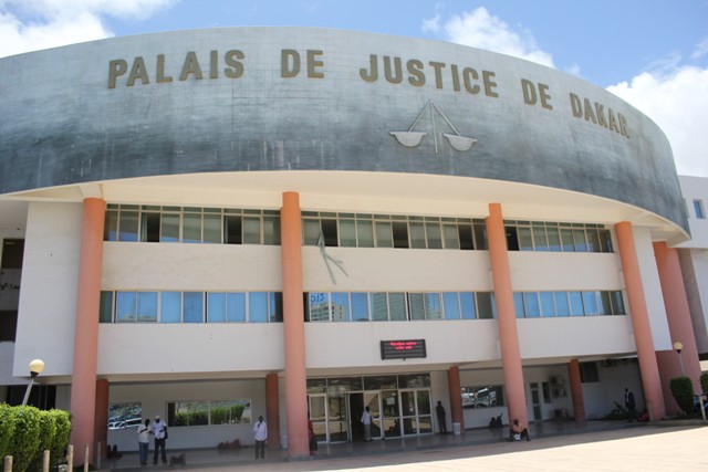 Image de Politique. Un groupe d'avocats, nommé par l'État sénégalais, a tenu une conférence de presse pour éclaircir les questions judiciaires actuelles et contrer une campagne internationale de dénigrement contre le Sénégal. Ils invoquent l'article 2 du code de procédure pénale pour justifier la constitution de l'État en tant que partie civile dans les affaires concernées. Leur intervention soulève des interrogations sur la légitimité de l'État à poursuivre des individus qui ont prétendument causé un préjudice à la nation. Quelle est votre analyse de la situation ?