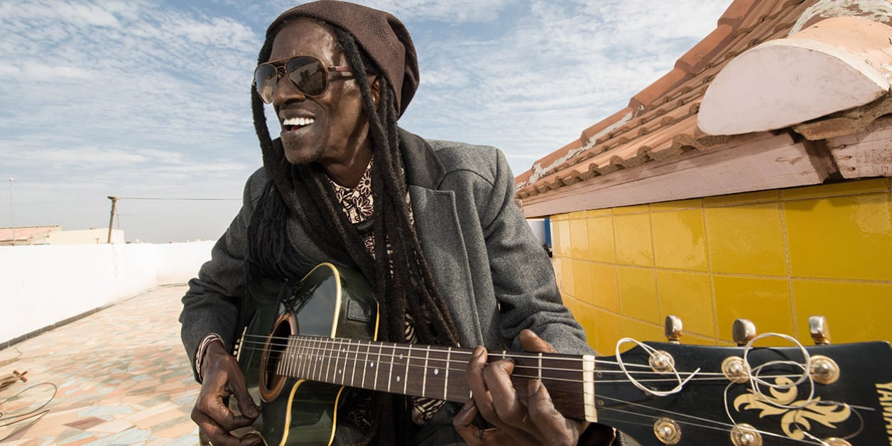 Image de Musique/Radio. Le vétéran de la musique sénégalaise, Cheikh Lô, célèbre bientôt ses 50 ans de carrière avec la préparation de son sixième album. Il s'est installé à Keur Massar pour échapper aux embouteillages de Dakar et y a créé un environnement familial dédié à la musique. Cheikh Lô, musicien autodidacte, est un artiste polyvalent, chantant en wolof, anglais et français qui fusionne différents styles musicaux. Il considère la musique comme le seul langage universel, un moyen de communication au-delà des frontières linguistiques. Sa musique intègre des influences telles que la salsa, qui a des racines profondes en Afrique. Cheikh Lô souligne que la fusion est devenue la norme dans la musique moderne. Il travaille actuellement sur son prochain album, où il rend un hommage au saxophoniste américain Pee Wee Ellis. Que retenez-vous de la carrière de Cheikh Lô ?