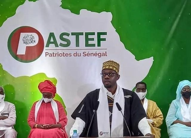 Image de Politique. Le Parti Pastef maintient sa détermination à soutenir Ousmane Sonko, et cela ne faiblit pas malgré les récentes turbulences politiques. El Malick Ndiaye, le responsable de la communication du Pastef, a récemment annoncé la création imminente d'une "Coalition Sonko" après la célébration du Magal de Touba le 4 septembre. Le parti conteste la radiation d'Ousmane Sonko des listes électorales, arguant qu'aucune preuve documentaire n'a été fournie pour justifier cette décision. Ils maintiennent leur volonté de le voir en lice, même s'il devait faire campagne depuis sa cellule de prison. Les partisans du Pastef multiplient les recours, cherchent à maintenir leur candidat sur les listes et à contester la dissolution de leur parti. Ils ont sollicité la Cour suprême sénégalaise et la Cédéao pour soutenir leur cause. Bien qu'aucun "Plan B" officiel ne soit envisagé, des alternatives sont en gestation en interne. Quelle est votre analyse de la situation ?