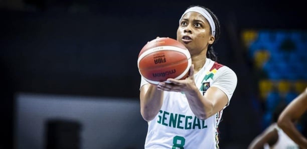 Image de Sport. La talentueuse meneuse de jeu des Lionnes du Sénégal, Cierra Jenay Dillard, s'est récemment engagée avec The Capital Club, l'actuel champion de la Women’s Saudi Basketball League. Avec une stature de 1m76 et âgée de 27 ans, Dillard a été plébiscitée dans le 5 Majeur de la FIBA Women’s Champions Cup 2022, et elle a récemment remporté la médaille d'argent à l'Afrobasket 2023 avec l'équipe nationale sénégalaise. Que pensez-vous de cet transfert ?