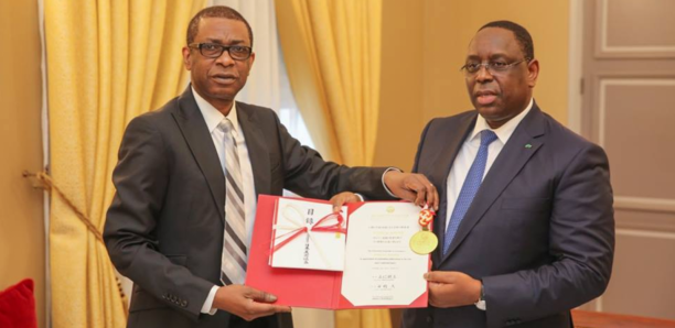 Image de Politique. La récente démission de Youssou Ndour de son poste de ministre-conseiller auprès du Président Macky Sall a pris le pays par surprise. Cependant, cette décision ne semble pas avoir affecté les relations entre les deux hommes, qui sont décrites comme étant solides. En parallèle, Youssou Ndour se concentrera sur la revitalisation de son mouvement politique, Fekke Ma Ci Boole, ce qui met un terme à son affiliation avec la coalition Bennoo Book Yaakaar. Que pensez-vous cette démission de Youssou Ndour ?