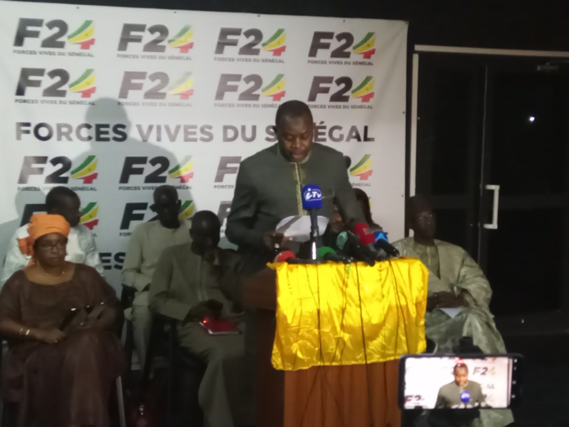 Image de Politique. Face à la série d'interdictions touchant leurs manifestations, le mouvement F24 a tenu une conférence de presse pour exprimer son mécontentement. Mamadou Lamine Dianté, représentant de F24, a souligné qu’il s’agissait de la cinquième interdiction en trois mois, auxquelles s'ajoutent 25 autres refus de manifestations Ces actions, perçues par certains comme des provocations plutôt que de simples interdictions, renforcent la détermination du groupe. Le F24 a ainsi décidé de déposer une demande formelle chaque lundi. Thiat du mouvement "Y en a marre" soutient également cette initiative. Quelle analyse faites-vous de leur choix ?