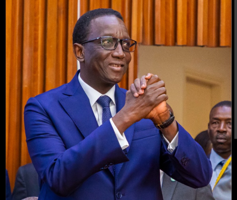 Image de Politique. La coalition Benno Bokk Yakaar (BBY), dirigée par le président en exercice Macky Sall, a mis fin à des mois d'anticipation en désignant le Premier ministre Amadou Bâ comme son candidat pour la présidentielle de 2024. Bâ, un technocrate de 62 ans, a consolidé sa réputation politique au sein du ministère des finances, notamment grâce au Plan Sénégal émergent. Sa trajectoire professionnelle comprend également un mandat en tant que ministre des affaires étrangères, ce renforce son attrait sur la scène internationale. Macky Sall est optimiste quant aux perspectives de victoire de BBY. Que savez-vous de Amadou Bâ ?