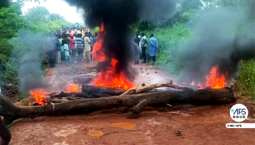 Image de Société. La situation à Khossanto, dans l'est du Sénégal, s'est tendue après des affrontements survenus lundi dernier. Ces événements faisaient suite à des protestations des habitants contre une décision préfectorale concernant le recrutement local. Ces tensions ont mené à l'arrestation de 37 personnes par les forces de gendarmerie. Selon Mahamady Sissoko, maire de Khossanto, les forces de l'ordre ont intensifié les arrestations jusqu'aux domiciles des résidents. Il déplore la perte de son frère lors de ces manifestations et celle de deux autres victimes. Plusieurs blessés ont été répartis entre l'hôpital Amath Dansokho de Kédougou et le service médical d'Endeavour Mining. Que pensez-vous cette protestation ?