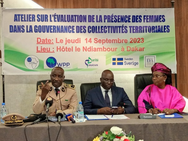 Image de Société. À Dakar, une initiative portée par des femmes leaders est en marche. Après la campagne "les femmes à l'assaut des mairies" pour les élections locales de 2022, elles dévoilent leur nouvelle ambition avec la campagne "le ticket présidentiel". Pour Professeur Fatou Sow Sarr, l'idée est de mettre en avant un pouvoir de binôme homme-femme pour assurer une meilleure représentation et gouvernance. L'enjeu principal est d'encourager la présence féminine active au sein des partis politiques. Cette rencontre, louée par le représentant du Ministère de la Femme, souligne l'importance du leadership féminin dans le développement et la gouvernance et invite à aborder les obstacles qui entrave une représentation équitable des femmes en politique. La montée du leadership féminin changera-t-elle la dynamique politique sénégalaise?