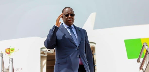 Image de Politique. Le président Macky Sall avait initialement prévu un remaniement ministériel avant son déplacement pour l'Assemblée générale des Nations unies à New York. Cependant, un revirement s'est opéré suite à la démission du ministre de l’Agriculture, Aly Ngouille Ndiaye, durant la campagne agricole. Cette démission inattendue a entraîné des complications administratives nécessitant une intervention urgente. Face à cette situation, il est probable que le président nomme un ministre intérimaire de l'Agriculture par décret, avant de procéder à un remaniement complet après son retour des États-Unis. À noter qu'Amadou Ba gère déjà des fonctions intérimaires dans d'autres ministères. Quelle est votre analyse de la situation ?