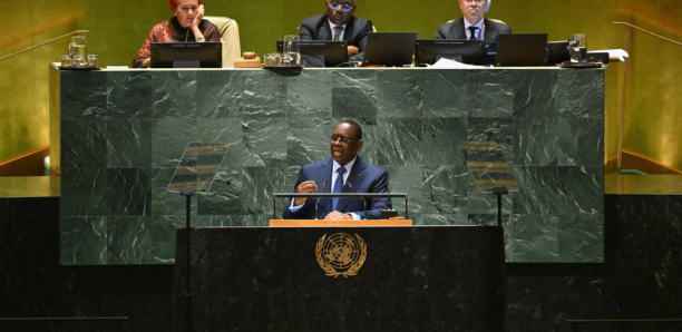 Image de Politique. Lors de son discours à l'Assemblée générale des Nations-Unies, le Président du Sénégal, Macky Sall, a exprimé de vives critiques envers le système multilatéral actuel qu'il qualifie d'obsolète et met en garde contre un risque de fragmentation mondiale. Il a plaidé en faveur de relations interétatiques fondées sur la confiance, la solidarité et l'inclusion en affirmant que l'ignorance des réalités contemporaines et des besoins de la majorité des membres de l'ONU accentuait les inégalités et créait les conditions propices à la contestation. Malgré ces préoccupations, Macky Sall demeure optimiste quant à la possibilité de réformer la gouvernance politique, économique et financière mondiale pour la rendre plus représentative et légitime. Il a cité l'exemple du G20 qui a admis l'Union Africaine comme membre à part entière. Que pensez-vous de son discours ?