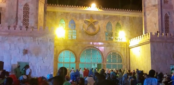 Image de Société. Tivaouane, la ville sainte du Sénégal, est actuellement le centre d'une ferveur religieuse intense à l'approche du Mawlid Al Nabi 2023, qui commémore la naissance du Prophète Mohammed (PSL). Les rues résonnent de prières, de chants et de lectures du Coran et des milliers de fidèles affluent de tout le pays et de l'étranger. Les "Zawiya", temples religieux, sont des lieux d'effervescence, particulièrement les mosquées de Cheikh Al Seydi Khalifa Aboubacar Sy et d’El Hadji Maodo Malick Sy. Les autorités, aussi bien religieuses que politiques, sont également présentes, ce qui renforce l'importance de l'événement. Les efforts du président Macky Sall pour moderniser la ville sont visibles et appréciés. Cependant, l'événement n'est pas seulement spirituel : il renforce aussi les liens familiaux, ce qui favorise la cohésion sociale et stimule l'économie locale. Que pensez-vous de cette célébration ?