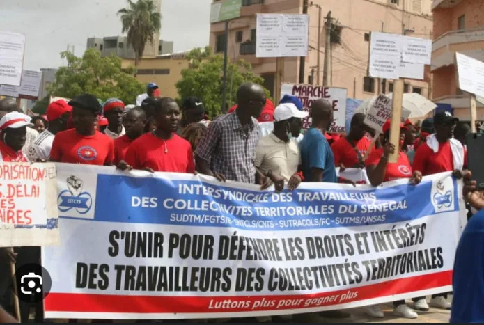 Image de Société. Les travailleurs des collectivités territoriales au Sénégal ont annoncé une grève de cinq jours, suivie d'une marche nationale le 13 octobre, pour protester contre des promesses non tenues par les autorités. Ils dénoncent le manque de réponses de la part du gouvernement et réclament l'attention du président de la République. La situation risque de perturber la rentrée scolaire à venir. Comment les parties concernées peuvent-elles parvenir à un dialogue constructif pour résoudre cette crise et minimiser son impact sur la population et le fonctionnement des collectivités territoriales ?