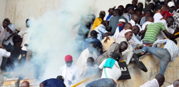 Image de Société. Suite à des violences entre les supporters de l'ASC Jamono et l'ASC Jawrine dimanche dernier au stade Alboury Ndiaye, le préfet de Louga a suspendu les "navétanes" de la zone A de l'O.D.C.A.V. Ces affrontements, qui ont éclaté après l'égalisation de l'ASC Jamono en deuxième mi-temps, ont entraîné une dizaine de blessés, forçant l'arbitre à interrompre le match. Il convient de noter qu'en octobre 2021, les navétanes avaient déjà été suspendus à Louga à cause des violences récurrentes entre ces deux équipes. Comment peut-on assurer la sécurité et l'intégrité des matchs à l'avenir?