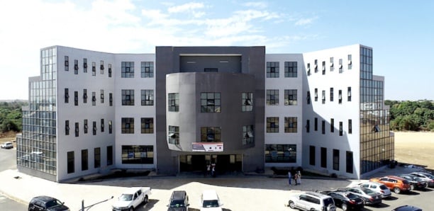 Image de Études/Devoirs. À l'université Iba Der Thiam (UIDT) de Thiès, les étudiants, après une visite de terrain avec le Centre des œuvres universitaires et sociales (CROUS-T), réclament l'achèvement, l'équipement et la réception du nouveau pavillon de 1 000 lits et du restaurant nouvellement construits. Le président des étudiants de l'UFR Science et Technologie, Adama Sow Kébé, indique que l'université a dépassé sa capacité d'hébergement et souligne l'importance d'une meilleure infrastructure pour maintenir le statut d'excellence de l'UIDT. Le CROUS-T travaille pour assurer les conditions optimales pour la rentrée universitaire 2023-2024, malgré quelques contraintes budgétaires. Comment ces améliorations influenceront-elles la performance académique des étudiants à l'avenir?