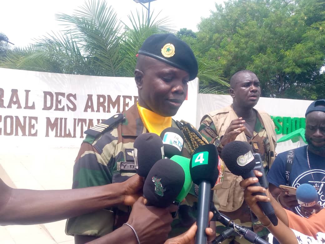 Image de Société. Le colonel Yakhya Diop a été officiellement installé comme commandant de la zone militaire N°5 de Ziguinchor par le Général de corps d'armée, Mbaye Cissé, Chef d'État Major Général des Armées. Diplômé de l'École nationale des officiers d'active (ENOA) et ayant obtenu un Master en études stratégiques du US Army War Collège, le colonel Diop possède une expérience remarquable. Il a occupé divers postes clés et a servi à l'international, notamment en RDC, au Darfour et en Gambie. Selon vous, comment le colonel Diop influencera-t-il la direction stratégique de la zone militaire N°5 de Ziguinchor?