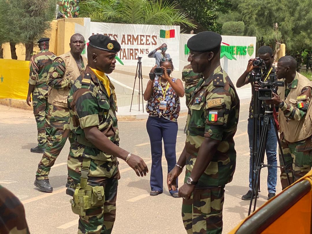 Deuxième Image de Société. Le colonel Yakhya Diop a été officiellement installé comme commandant de la zone militaire N°5 de Ziguinchor par le Général de corps d'armée, Mbaye Cissé, Chef d'État Major Général des Armées. Diplômé de l'École nationale des officiers d'active (ENOA) et ayant obtenu un Master en études stratégiques du US Army War Collège, le colonel Diop possède une expérience remarquable. Il a occupé divers postes clés et a servi à l'international, notamment en RDC, au Darfour et en Gambie. Selon vous, comment le colonel Diop influencera-t-il la direction stratégique de la zone militaire N°5 de Ziguinchor?