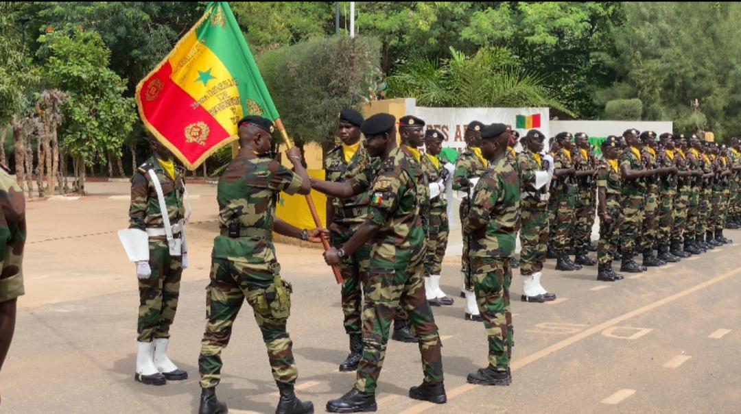 Troisième Image de Société. Le colonel Yakhya Diop a été officiellement installé comme commandant de la zone militaire N°5 de Ziguinchor par le Général de corps d'armée, Mbaye Cissé, Chef d'État Major Général des Armées. Diplômé de l'École nationale des officiers d'active (ENOA) et ayant obtenu un Master en études stratégiques du US Army War Collège, le colonel Diop possède une expérience remarquable. Il a occupé divers postes clés et a servi à l'international, notamment en RDC, au Darfour et en Gambie. Selon vous, comment le colonel Diop influencera-t-il la direction stratégique de la zone militaire N°5 de Ziguinchor?