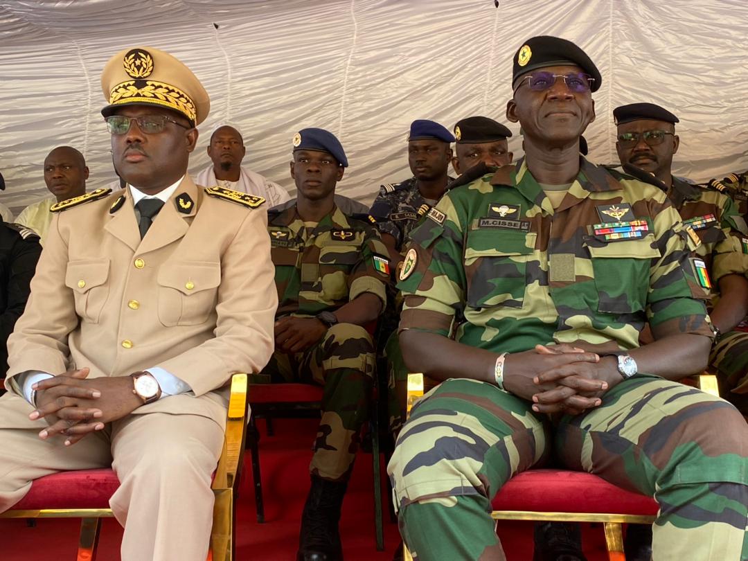 Quatrième Image de Société. Le colonel Yakhya Diop a été officiellement installé comme commandant de la zone militaire N°5 de Ziguinchor par le Général de corps d'armée, Mbaye Cissé, Chef d'État Major Général des Armées. Diplômé de l'École nationale des officiers d'active (ENOA) et ayant obtenu un Master en études stratégiques du US Army War Collège, le colonel Diop possède une expérience remarquable. Il a occupé divers postes clés et a servi à l'international, notamment en RDC, au Darfour et en Gambie. Selon vous, comment le colonel Diop influencera-t-il la direction stratégique de la zone militaire N°5 de Ziguinchor?