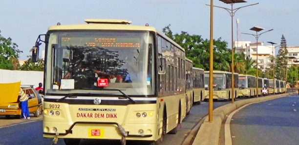 Image de Société. Les conducteurs de Dakar Dem Dikk ont exprimé leurs préoccupations lors d'une conférence de presse. Ils se plaignent d'un déficit de bus, de retards de salaires, et de mauvaises conditions de travail. Ils réclament un renforcement des bus, une revalorisation salariale, et critiquent le directeur des ressources humaines de la société. Comment résoudre ces problèmes ?