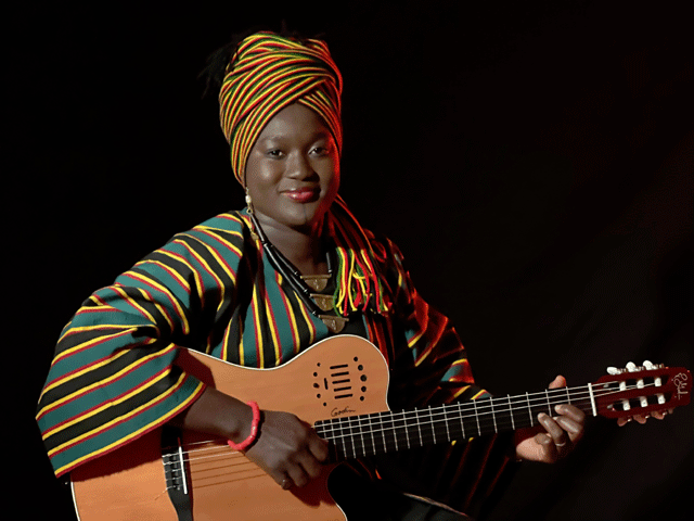 Image de Musique/Radio. La chanteuse sénégalaise, Maria Siga, a remporté la médaille d'argent à la compétition internationale Gwangju Busking en Corée du Sud. Après 5 jours de concerts avec 64 artistes internationaux, elle s'est distinguée par sa performance exceptionnelle. Pour rappelle, cette compétition est le plus grand festival de rue au monde et rassemblent des artistes du monde entier. Comment cette victoire pourrait-elle influencer la carrière de Maria Siga ?