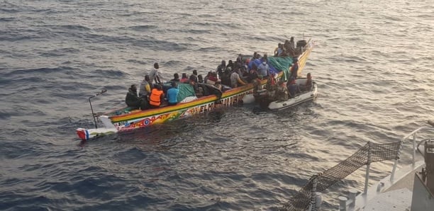 Image de Société. 36 migrants de Kayar, dont les jumeaux Ousseynou et Assane, ont péri en mer lors d'une tentative d'émigration irrégulière. Seulement 24 survivants ont atteint El Hierro en Espagne après avoir quitté Kayar avec un total de 70 migrants. Cette tragédie souligne une fois de plus les dangers de l'émigration clandestine. Face à de telles tragédies, comment les communautés internationales peuvent-elles mieux collaborer pour prévenir ces pertes humaines en mer et assurer la sécurité des migrants en quête d'une vie meilleure ?