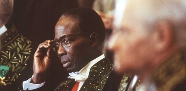 Image de Société. La vente aux enchères des biens du Président Léopold Senghor et de son épouse, Colette, qui aura lieu en Normandie, en France, suscite un grand intérêt et ravive la mémoire de cette figure politique éminente. L'opération, prévue pour le samedi prochain à l'Hôtel des ventes de Caen, offrira deux cents lots variés aux enchérisseurs, couvrant un large éventail de biens ayant appartenu au célèbre couple présidentiel. Cette vente aux enchères, telle que rapportée par le site d'information Ouest-France, constitue la suite de la Collection Senghor. Les objets mis en vente comprennent des cadeaux diplomatiques, des décorations, des bijoux, et même des pièces d'or. La commissaire-priseur, Solène Lainé, souligne l'aspect exceptionnel de cette vente, en déclarant : "C’est extrêmement intéressant ; il est rare de voir ces objets en vente aux enchères." L'ensemble de la collection témoigne du rôle important joué par Léopold Senghor dans la sphère politique et diplomatique, et les objets en question offrent un aperçu fascinant de sa carrière. L'une des pièces les plus remarquables de cette vente aux enchères est le "très important collier de l’Ordre du Nil." Ce collier en or 18 carats porte en lui trois symboles de l'Égypte antique : la protection du pays contre les maux, la prospérité apportée par le Nil, et le Bien. L'estimation du prix de départ pour cette pièce prestigieuse se situe entre 10 000 et 15 000 euros, soit environ 6,5 à 10 millions de F CFA. Cette pièce, riche en histoire et en symbolisme, promet d'attirer de nombreux acheteurs potentiels. Outre les décorations, la vente aux enchères comprend également des bijoux et des pièces d'or dont la valeur est estimée entre 5 000 et 7 500 euros l'unité. Ces objets précieux témoignent non seulement du goût personnel du couple présidentiel, mais également de leur statut élevé dans les cercles politiques et diplomatiques du monde. L'importance de cette vente aux enchères va bien au-delà de la simple acquisition d'objets de collection. Elle soulève des questions sur la préservation de l'histoire politique et diplomatique, ainsi que sur la manière dont les biens d'anciens chefs d'État devraient être gérés et préservés. La fascination pour ces objets réside non seulement dans leur valeur matérielle, mais aussi dans leur valeur historique et symbolique. Cette vente aux enchères n'est pas la première du genre. Une opération similaire a eu lieu en janvier 2021 à Caen, au cours de laquelle un tableau de Pierre Soulages ayant appartenu à Léopold Senghor a été vendu pour la somme considérable de 1,5 million d'euros, soit près d'un milliard de F CFA. Ces ventes aux enchères d'objets ayant appartenu à des personnalités politiques suscitent des discussions sur la préservation du patrimoine culturel et historique, ainsi que sur la manière dont ces biens devraient être gérés pour le bénéfice des générations futures. Au-delà de l'aspect financier de ces ventes, elles soulèvent des questions plus profondes sur la signification de la mémoire politique et sur la manière dont la société devrait se souvenir de ses dirigeants et de leurs contributions à l'histoire. Alors que ces biens précieux changent de mains, que nous enseignent-ils sur notre rapport à l'histoire politique, et comment pouvons-nous assurer que cette mémoire est préservée de manière appropriée ? La question fondamentale qui se pose est : comment devrions-nous gérer et préserver l'héritage des anciens dirigeants politiques pour les générations futures ?