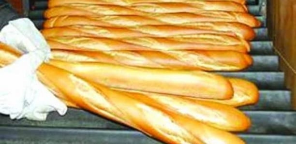 Image de Société. La menace d'augmentation du prix de la baguette de pain par la Fédération nationale des boulangers du Sénégal est un sujet d'inquiétude qui affecte déjà des régions comme Kédougou. Cette situation complexe résulte de plusieurs facteurs, dont le manque de dépôt de farine dans la région et la hausse des coûts de production due à diverses raisons. À Kédougou, l'augmentation du prix de la baguette de pain est devenue une réalité. Selon Aboubacar Kouyaté, gérant et propriétaire d'une des grandes boulangeries de la commune, le prix de détail d'une baguette de pain est passé à 200 francs, soit une augmentation significative. Plusieurs facteurs contribuent à cette situation. Tout d'abord, les répercussions économiques de la pandémie de Covid-19 et le conflit en Ukraine ont entraîné une hausse substantielle du prix du blé, l'ingrédient de base pour la fabrication du pain. Ces événements mondiaux ont créé une pression sur les coûts, ce qui a un impact direct sur les boulangers locaux. Cependant, le problème ne s'arrête pas là. L'absence d'un dépôt de farine dans la région de Kédougou est une autre contrainte majeure pour les boulangers locaux. Cette absence signifie que les boulangers doivent importer la farine de régions éloignées, ce qui entraîne des coûts supplémentaires liés au transport. En conséquence, le prix de la farine augmente, aggravant encore la situation financière des boulangers de la région. En outre, la hausse des prix de certains produits essentiels utilisés dans la production du pain a un impact direct sur les coûts de fabrication. Par exemple, le sac de chèvre, la levure et l'améliorant sont devenus plus chers, ce qui a un impact sur les marges bénéficiaires des boulangers. De plus, l'utilisation du gazole lourd pour faire fonctionner les machines représente une autre source de préoccupation, d'autant plus que la région ne dispose pas de fournisseur local. La situation décrite par Aboubacar Kouyaté révèle les défis auxquels sont confrontés les boulangers de Kédougou, mais elle soulève également des questions plus larges sur la sécurité alimentaire et l'accessibilité des produits de base. L'augmentation du prix du pain peut avoir un impact significatif sur les familles à faible revenu, car le pain est une source essentielle de nourriture dans de nombreuses cultures. Dans ce contexte, une question fondamentale se pose : comment le gouvernement peut-il intervenir pour soutenir les boulangers et garantir l'accessibilité du pain à la population ? Doit-il envisager des mesures de subvention pour atténuer les coûts de production ou mettre en place des mécanismes de distribution de farine plus efficaces ? En fin de compte, cette situation met en évidence la nécessité de trouver un équilibre entre les intérêts économiques des boulangers et la disponibilité d'aliments essentiels à des prix abordables pour tous les citoyens. Comment ce défi peut-il être relevé tout en maintenant la rentabilité des entreprises de boulangerie et en garantissant l'accès à des denrées alimentaires de base à un coût raisonnable pour la population ?