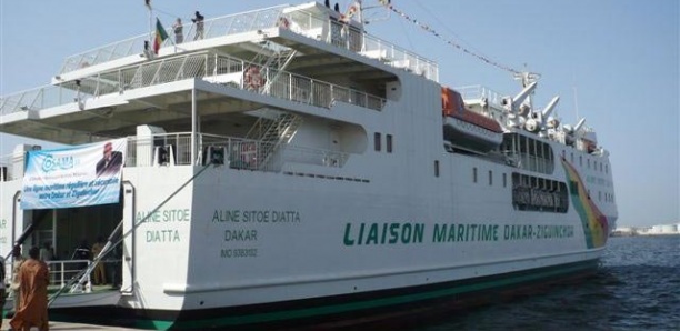 Image de Société. La suspension de la liaison maritime entre Dakar et Ziguinchor, la principale ville de la région de Casamance au Sénégal, depuis plus de quatre mois, a suscité une vive préoccupation parmi les habitants de la région. Cette suspension a été attribuée aux tensions politiques liées à l'opposant Ousmane Sonko, et en réponse à cette situation, une pétition en ligne a recueilli plus de 3 000 signatures en l'espace de 24 heures. Les signataires de la pétition réclament avec insistance la reprise immédiate de la liaison maritime cruciale. La pétition, initiée par Xavier Diatta, un responsable d'une société agro-alimentaire basée à Ziguinchor, a été mise en ligne le 13 octobre et a rapidement gagné en popularité, dépassant les 3 000 signataires en peu de temps. L'arrêt de cette liaison maritime, qui était assurée par trois navires, a eu lieu en juin, sans qu'aucune explication officielle ne soit fournie par les autorités sénégalaises. Cette suspension a eu lieu après des troubles violents à Ziguinchor et dans d'autres villes du pays, en réaction à la condamnation de l'opposant politique Sonko dans une affaire de mœurs. Interrogés sur cette situation, le ministère de la Pêche, qui supervise administrativement les bateaux, et la société d'exploitation (Cosama, de nature privée) n'ont pas encore réagi. Une source du ministère de la Pêche a toutefois affirmé que la suspension de la liaison était due à "des raisons de sécurité", lors d'une déclaration à l'AFP. Les conséquences de cette suspension sont ressenties de manière significative par la population de Ziguinchor. Le port est désormais désert, l'économie locale a été gravement affectée, les coûts de transport par route ont triplé, et les prix des produits en provenance de Dakar ont connu une augmentation substantielle. Les commerçants, comme Sira Mané, se retrouvent confrontés à des difficultés considérables pour écouler leurs produits, tandis que les dockers, comme Salif Diédhiou, ont vu leur gagne-pain disparaître avec l'absence des bateaux. La Casamance est une région productrice de produits halieutiques, de fruits et légumes, qui étaient régulièrement acheminés vers Dakar par voie maritime. Les perturbations dans la liaison ont eu un impact négatif sur l'approvisionnement en produits frais pour les populations locales. Il est à noter que, suite aux troubles de juin, les autorités sénégalaises avaient également suspendu temporairement les liaisons de la ligne de bus publique desservant la région de Casamance. L'utilisation de l'avion pour se rendre dans cette région est financièrement inabordable pour de nombreuses personnes, ce qui aggrave encore la situation. Ousmane Sonko, l'opposant politique à l'origine de ces tensions, est également le maire de Ziguinchor. Il a été détenu depuis fin juillet sous divers chefs d'inculpation, dont appel à l'insurrection. Récemment, il a annoncé son intention de reprendre sa grève de la faim, qu'il avait arrêtée en septembre, en signe de "solidarité" avec ses partisans qui, selon lui, ont été "injustement arrêtés". Cette situation politique complexe est survenue dans le contexte des préparatifs pour l'élection présidentielle de février 2024. Ousmane Sonko, âgé de 49 ans, est candidat à cette élection et il a accusé le président Macky Sall de vouloir l'écarter du scrutin par le biais de procédures judiciaires. Cependant, le président Sall, élu en 2012 et réélu en 2019, a annoncé en juillet qu'il ne se représenterait pas pour un troisième mandat. En fin de compte, cette situation soulève des questions cruciales sur la stabilité politique et la gouvernance au Sénégal, ainsi que sur l'impact de ces troubles sur la vie quotidienne des habitants de la région de Casamance. Comment cette crise politique et économique sera-t-elle résolue et quels seront les résultats de l'élection présidentielle à venir ?