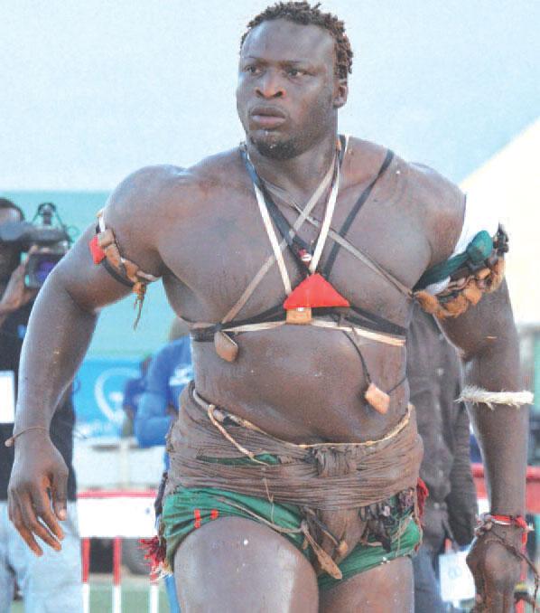 Image de Sport. Le monde de la lutte sénégalaise a récemment été le témoin d'un événement inattendu qui a secoué la communauté des amateurs de ce sport traditionnel. Le combat très attendu entre Ama Baldé et Modou Lô, prévu pour le 5 novembre à l'Arène nationale, a été le théâtre d'un incident surprenant lors d'une soirée de promotion qui s'est tenue au complexe Thiossane, dans la Sicap Rue 10. Lors de cette soirée, Ama Baldé s'est présenté comme prévu, mais Modou Lô, originaire des Parcelles Assainies, a brillé par son absence, créant un précédent qui a suscité de vives réactions dans le monde de la lutte sénégalaise. La réaction du promoteur de ce combat, Luc Nicolaï, ne s'est pas fait attendre. Il a exprimé sa colère en des termes sans équivoque : "C'est inacceptable ce qu'il vient de se passer." Luc Nicolaï a rappelé que, de la même manière que les lutteurs sont protégés par le dépôt d'une partie de leur rémunération avant les combats, les promoteurs qui investissent leur argent dans ces événements doivent également être protégés contre les absences non justifiées des lutteurs. Le vice-président du Comité National de Gestion de la Lutte (CNG), Meissa Ndiaye, représentant l'instance de régulation de la lutte, a également réagi à cet incident. Il a annoncé que le CNG ne tolérera plus les retards ou les absences aux face-à-face entre les lutteurs, qui sont des moments cruciaux de la promotion de ces combats. Le CNG a décidé de sévir contre les fautifs en leur infligeant des sanctions, soit sous forme de sanctions financières sur le reliquat, soit en imposant une suspension de six mois. L'incident a eu des conséquences immédiates pour Ama Baldé, qui a été soumis à une ponction de 50% sur son reliquat. Cela signifie qu'une partie de sa rémunération prévue pour le combat ira directement dans la poche de Luc Nicolaï, bien que les détails de qui a pris la décision de cette sanction restent flous. Le CNG, le promoteur ou une décision conjointe des deux parties ? Cette question demeure sans réponse, car l'information publiée par L’Observateur ne précise pas les détails de cette décision. Ce qui est clair, c'est que des mesures ont été prises pour faire face à l'incident et que des conséquences financières immédiates en ont découlé. L’Observateur a révélé que Luc Nicolaï a organisé une nouvelle rencontre entre les deux lutteurs le 27 octobre. Cette fois-ci, l'exhibition devait avoir lieu dans les locaux de la TFM, une chaîne de télévision sénégalaise. Cependant, cet événement n'a pas encore eu lieu, laissant planer des incertitudes quant à la présence de Modou Lô. Un membre du staff du promoteur Luc Nicolaï a déclaré qu'ils espéraient que cette fois les deux lutteurs seraient présents. Une réunion est prévue dans la semaine pour discuter du format et des autres détails de l'organisation. Cet incident met en lumière la complexité de l'organisation des combats de lutte au Sénégal, un sport qui bénéficie d'une immense popularité dans le pays. Il pose également des questions sur les relations entre les lutteurs, les promoteurs et les instances de régulation, ainsi que sur les responsabilités en cas d'absence non justifiée lors de ces événements cruciaux pour la promotion de la lutte sénégalaise. Dans un contexte plus large, il est possible de se demander comment de telles situations peuvent influencer la popularité de la lutte sénégalaise et si des mesures plus strictes sont nécessaires pour garantir la fiabilité et la prévisibilité de ces événements sportifs majeurs. La question qui se pose est donc la suivante : comment garantir la stabilité et l'intégrité des combats de lutte au Sénégal, tout en préservant l'excitation et l'enthousiasme qui les entourent ?