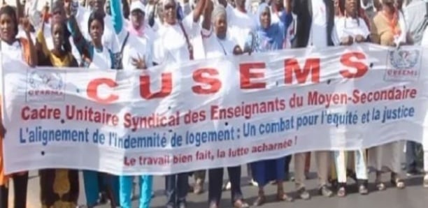 Image de Société. La mobilisation pour la libération inconditionnelle de leurs camarades Yaya Coly, Nguisaly Diouf et de tous les enseignants et élèves en "détention arbitraire" est devenue une priorité pour les membres du cadre unitaire syndical des enseignants du moyen secondaire (Cusems) du département de Thiès. Face à cette situation, ils ont mis en œuvre leur premier plan d'action, déclarant un débrayage pour le mardi 24 octobre 2023, à 9 heures. Ce débrayage sera suivi d'assemblées générales d'établissements, en attendant la préparation d'une marche nationale. Ibrahima Coumba Sarr, Secrétaire général du Cusems/Thiès, est résolument déterminé : "Nous souhaitons porter à l'attention de l'opinion nationale et internationale que le Cusems, section Thiès, lance son premier plan d'action par un débrayage suivi d'assemblées d'établissements, afin d'exiger la libération inconditionnelle de nos collègues, ainsi que des élèves, qui sont détenus dans des conditions arbitraires à travers le Sénégal." Selon ces défenseurs de l'éducation, "la place des enseignants n'est pas en prison, mais bien dans les salles de classe". Ils s'inquiètent du sort des élèves de ces enseignants incarcérés depuis le mois de juin, sans jugement à ce jour, qui attendent désespérément leurs emplois du temps. Ibrahima Coumba Sarr insiste : "Nous nous basons sur des principes fondamentaux. Si nos collègues ont commis des erreurs, ils doivent être jugés et, le cas échéant, libérés. Dans un contexte où le Sénégal souffre d'une grave pénurie d'enseignants, emprisonner des instructeurs, éducateurs et pédagogues est tout simplement inacceptable." Il déplore le fait que, jusqu'à présent, ces collègues ne soient ni jugés ni libérés. Pour lui, l'enseignement ne peut pas continuer alors que des enseignants sont derrière les barreaux, que les emplois du temps des élèves sont prêts, et que ces derniers attendent leur instruction. Le Cusems met en garde contre l'inaction, annonçant : "Si aucune mesure n'est prise, nous prévoyons d'organiser une grande marche nationale ici à Thiès, à laquelle nous convierons tous les enseignants de l'ensemble du Sénégal pour réclamer fermement la libération de nos collègues et des élèves." Cette situation soulève des questions fondamentales quant à la liberté d'expression et au droit à l'éducation au Sénégal. Pourquoi des enseignants et des élèves sont-ils détenus arbitrairement depuis des mois sans jugement ? Quels sont les facteurs qui ont conduit à cette situation alarmante ? Quelles mesures le gouvernement sénégalais envisage-t-il de prendre pour résoudre ce problème et garantir la libération de ces enseignants et élèves ? Et, plus largement, comment la communauté internationale peut-elle contribuer à faire respecter les droits fondamentaux des enseignants et des élèves au Sénégal ? Ces questions restent ouvertes et nécessitent une attention immédiate.