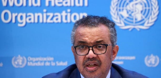 Image de Santé. Lors d'un panel axé sur l'investissement dans le système de santé, le Directeur général de l'Organisation mondiale de la Santé (OMS), le Dr. Tedros Adhanom Ghebreyesus, a salué le "leadership" du Président Macky Sall en matière de soutien à la production de vaccins en Afrique. Le Président Sénégalais a été particulièrement mis en avant pour son engagement dans la promotion de l'autosuffisance vaccinale sur le continent. Parmi les projets phares, l'Institut Pasteur de Dakar finalise la création d'un vaccinopole à Diamniadio, comprenant un Centre de formation aux métiers du vaccin. Le Président sénégalais a souligné que l'investissement, tant public que privé, dans le secteur de la santé demeure un défi majeur en Afrique, en particulier en ce qui concerne la fabrication de vaccins. Il a pointé du doigt une disparité criante : "L'Afrique consomme environ 25% de la production mondiale de vaccins et ne couvre elle-même que 1% de ses besoins." Cette situation a suscité des inquiétudes quant à la dépendance de l'Afrique à l'égard de sources extérieures pour ses besoins de vaccination. Macky Sall a identifié trois défis majeurs pour l'Afrique en ce qui concerne la production de vaccins : 1. Disponibilité de ressources humaines qualifiées : La création et la maintenance d'installations de production de vaccins nécessitent une main-d'œuvre hautement qualifiée. La formation de professionnels de la santé compétents est essentielle pour relever ce défi. 2. Mise à niveau de la réglementation : L'industrie pharmaceutique et la production de vaccins sont soumises à des réglementations strictes pour garantir la sécurité et l'efficacité des produits. L'harmonisation et l'amélioration des réglementations en Afrique sont cruciales pour encourager la production locale de vaccins. 3. Accès aux plateformes de vente à des prix compétitifs : L'accès à des plateformes de vente internationales, où les vaccins peuvent être achetés à des prix compétitifs, est un élément vital pour garantir que les vaccins produits en Afrique soient abordables et accessibles à tous les citoyens du continent. Le Président Sall a également évoqué une initiative importante pour améliorer la réponse aux urgences sanitaires en Afrique. Il a plaidé en faveur de la création de hubs régionaux pour faciliter la distribution rapide de produits et de matériel essentiels lors de situations d'urgence. Cette initiative, soutenue par l'OMS, est estimée à un financement de 145 millions de dollars américains. L'engagement du Président Macky Sall et de l'OMS dans la promotion de l'autosuffisance vaccinale en Afrique revêt une grande importance, en particulier à l'heure où la pandémie de COVID-19 a mis en lumière l'importance cruciale des vaccins pour la santé publique mondiale. Cette initiative soulève des questions essentielles quant à la manière dont les pays africains peuvent renforcer leur capacité de production de vaccins, réduire leur dépendance vis-à-vis de l'étranger, et garantir un accès équitable aux vaccins pour leurs populations. Ainsi, quelles mesures supplémentaires doivent être prises pour réaliser l'objectif d'autosuffisance vaccinale en Afrique, et comment le reste du monde peut-il soutenir ces efforts ? La question demeure ouverte, mais le leadership de l'OMS et des dirigeants africains tels que Macky Sall est un pas dans la bonne direction pour garantir un avenir plus sain pour le continent africain.