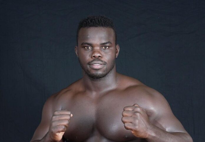 Image de Sport. Reug Reug, le combattant sénégalais largement reconnu pour ses performances en lutte traditionnelle sénégalaise et en MMA, s'apprête à entamer une nouvelle étape de sa carrière en s'engageant dans le monde de la boxe. Cette décision audacieuse a été officialisée par le label Crypto Fight Night, qui a annoncé que Reug Reug montera sur le ring de boxe le 24 novembre prochain à Dubaï. Ce choix inattendu de se lancer dans un sport de combat aussi exigeant que la boxe soulève de nombreuses questions et suscite un vif intérêt. La renommée de Reug Reug s'est construite principalement dans le domaine de la lutte traditionnelle sénégalaise, où il a impressionné par ses performances et son charisme sur le terrain. Il a également fait une percée significative dans le monde du MMA, où il a accumulé un palmarès impressionnant. Cependant, son incursion dans la boxe marque un tournant majeur dans sa carrière et pose la question de savoir s'il peut révolutionner la lutte sénégalaise, voire le monde de la boxe lui-même. L'une des caractéristiques les plus marquantes de la carrière de Reug Reug est sa polyvalence en tant que combattant. Il a réussi à briller dans des disciplines aussi différentes que la lutte traditionnelle sénégalaise, le MMA et maintenant la boxe. Son passage au MMA, inspiré en partie par des figures emblématiques comme Bombardier, lui a permis de montrer sa capacité à s'adapter à de nouveaux environnements et à réussir. Il est clair que Reug Reug ne se fixe aucune limite dans sa carrière de combattant, ce qui le distingue en tant qu'athlète ambitieux et déterminé. Le choix de Reug Reug de se lancer dans la boxe, un sport qui nécessite une technique spécifique et un ensemble de compétences différent de la lutte ou du MMA, est une décision audacieuse qui pourrait avoir un impact significatif sur la scène de la boxe sénégalaise et internationale. Si Reug Reug parvient à s'adapter avec succès à ce sport exigeant, il pourrait potentiellement changer la perception de la boxe au Sénégal et dans d'autres régions où la lutte traditionnelle est plus populaire. La notoriété de Reug Reug en tant que lutteur ne s'accompagne pas nécessairement d'une réputation établie dans le monde de la boxe. Cependant, cela ne signifie pas qu'il ne puisse pas réussir dans cette nouvelle entreprise. Son passé de lutteur compétitif et de combattant MMA lui confère une base solide en matière de condition physique, de discipline et de résilience. Ces qualités sont essentielles pour exceller en boxe, où l'endurance, la vitesse, la précision et la stratégie sont cruciales. Reug Reug devra relever de nombreux défis pour réussir dans la boxe. Il devra s'adapter à un nouvel ensemble de règles, de techniques et de tactiques. Il devra également rivaliser avec des boxeurs chevronnés qui ont consacré des années à perfectionner leurs compétences dans ce sport. Néanmoins, il ne fait aucun doute que sa transition vers la boxe apportera une nouvelle dynamique à ce sport au Sénégal et attirera l'attention sur son parcours. L'intérêt suscité par la décision de Reug Reug de se lancer dans la boxe est évident. Les amateurs de sports de combat se demandent si sa polyvalence et sa détermination lui permettront de réussir dans un sport aussi compétitif que la boxe. Si tel est le cas, il pourrait non seulement révolutionner la lutte sénégalaise, mais aussi la boxe elle-même en tant que combattant polyvalent. Il convient de noter que Reug Reug a déjà fait parler de lui dans le monde du MMA, où il a montré sa capacité à rivaliser avec des adversaires redoutables. Sa décision de relever ce nouveau défi dans la boxe montre sa détermination à se mesurer aux meilleurs dans chaque domaine qu'il explore. Il est clair que sa carrière est marquée par l'ambition et le désir de laisser une empreinte durable dans le monde des sports de combat. L'annonce de ses débuts en boxe par Crypto Fight Night ajoute un élément d'excitation supplémentaire à cette nouvelle étape de sa carrière. La date du 24 novembre prochain marquera un moment clé dans l'histoire sportive de Reug Reug, alors qu'il se préparera à monter sur le ring pour son premier combat de boxe professionnel. Les fans et les observateurs du monde des sports de combat seront impatients de voir comment il se comportera dans ce nouvel environnement. La transition de la lutte traditionnelle sénégalaise au MMA, puis à la boxe, soulève des questions sur la polyvalence des athlètes de haut niveau. Reug Reug est-il l'exception qui confirme la règle, ou cette polyvalence est-elle de plus en plus courante dans le monde des sports de combat ? Sa réussite dans ces différentes disciplines peut-elle inspirer d'autres combattants à diversifier leurs compétences et à explorer de nouveaux horizons sportifs ? Reug Reug peut-il révolutionner la lutte sénégalaise en embrassant la boxe, et quel impact cela pourrait-il avoir sur le monde de la boxe en général ? Les réponses à ces questions ne seront peut-être pas immédiates, mais elles promettent de faire de cette nouvelle étape de sa carrière un événement très suivi dans le monde des sports de combat.