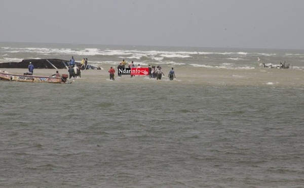 Image de Société. Le tragique naufrage d'une embarcation de migrants dans la nuit du jeudi au vendredi dernier au large de Saint-Louis, plus précisément près de Pilote Barre dans la commune de Ndiébène Gandiol, a laissé un lourd tribut en vies humaines. Le bilan initial, qui faisait état d'un corps sans vie, s'est malheureusement alourdi avec la découverte de cinq nouveaux cadavres, tous des jeunes filles. La nuit du jeudi au vendredi a été marquée par un événement tragique qui a secoué la région de Saint-Louis, au Sénégal. Une pirogue surchargée, transportant plus de 100 personnes à la recherche d'une meilleure vie en Espagne, a chaviré en mer. Parmi les passagers, de nombreuses femmes se trouvaient à bord, toutes partageant le même rêve de trouver refuge dans un avenir meilleur. La plupart des migrants étaient originaires de Gandiol, une localité située dans la région de Saint-Louis, au nord du Sénégal. C'est là que cette tragédie a pris forme, alors que ces candidats à l'exil cherchaient à fuir les difficultés économiques et sociales de leur région d'origine. Les détails précis des circonstances du naufrage restent encore à élucider, mais il est clair que cette tragédie est une illustration poignante des dangers que représentent les voyages clandestins par voie maritime. Au départ, les informations faisant état du naufrage évoquaient un seul corps sans vie retrouvé. Cependant, les recherches et les opérations de secours ont malheureusement permis de découvrir cinq autres corps sans vie de jeunes filles. Cette découverte macabre a accentué l'ampleur de la tragédie et a laissé la communauté locale et les autorités dans une profonde consternation. Le rôle des autorités dans la gestion de cette situation est au cœur des préoccupations. Une personne a été arrêtée par la police de l'air et des frontières, mais les enquêtes sont en cours pour déterminer les circonstances exactes du naufrage et établir d'éventuelles responsabilités. La recherche de la vérité et la justice pour les victimes sont des priorités essentielles dans une situation aussi tragique. Ce naufrage met en lumière la question complexe de la migration clandestine, un problème auquel de nombreuses régions du monde sont confrontées. Les migrants, animés par le désir de trouver de meilleures opportunités de vie, prennent souvent des risques considérables pour atteindre leur destination. Les traversées dangereuses en mer, effectuées sur des embarcations surchargées et souvent inadaptées, sont malheureusement monnaie courante. La tragédie de Ndiébène Gandiol pose également la question de la manière dont les sociétés et les gouvernements gèrent la migration et les aspirations des personnes à une vie meilleure. Alors que certains cherchent à fuir la pauvreté, le chômage et d'autres difficultés, la réponse des autorités est cruciale pour empêcher de telles tragédies de se reproduire. Cette situation tragique soulève des questions profondes sur les mesures de sécurité, les opérations de sauvetage et la sensibilisation nécessaire pour éviter de futurs naufrages. Elle met également en lumière la nécessité de lutter contre les réseaux de trafiquants qui profitent des vulnérabilités des migrants, les exposant ainsi à des dangers inacceptables. En conclusion, le naufrage à Ndiébène Gandiol est un rappel poignant des risques que prennent les migrants à la recherche d'une vie meilleure. Cette tragédie nous pousse à réfléchir sur la manière dont la société, les gouvernements et la communauté internationale peuvent mieux protéger et soutenir ceux qui cherchent refuge ailleurs. En fin de compte, la question demeure : comment pouvons-nous prévenir de telles tragédies à l'avenir et offrir un avenir plus sûr et plus prometteur aux personnes qui cherchent un nouveau départ ?